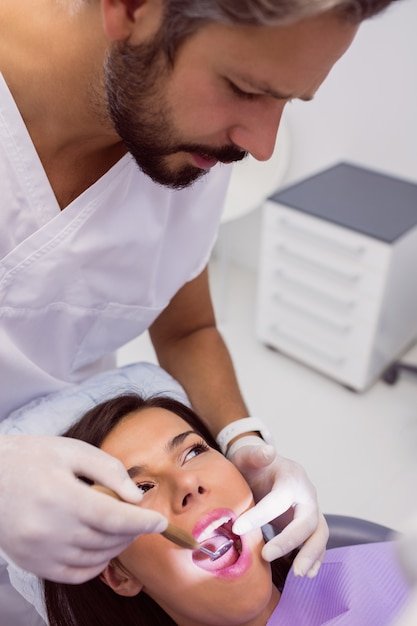 Exploración dental con espejo durante una revisión