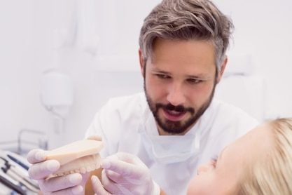 Modelo de implante dental utilizado para explicar el tratamiento en consulta